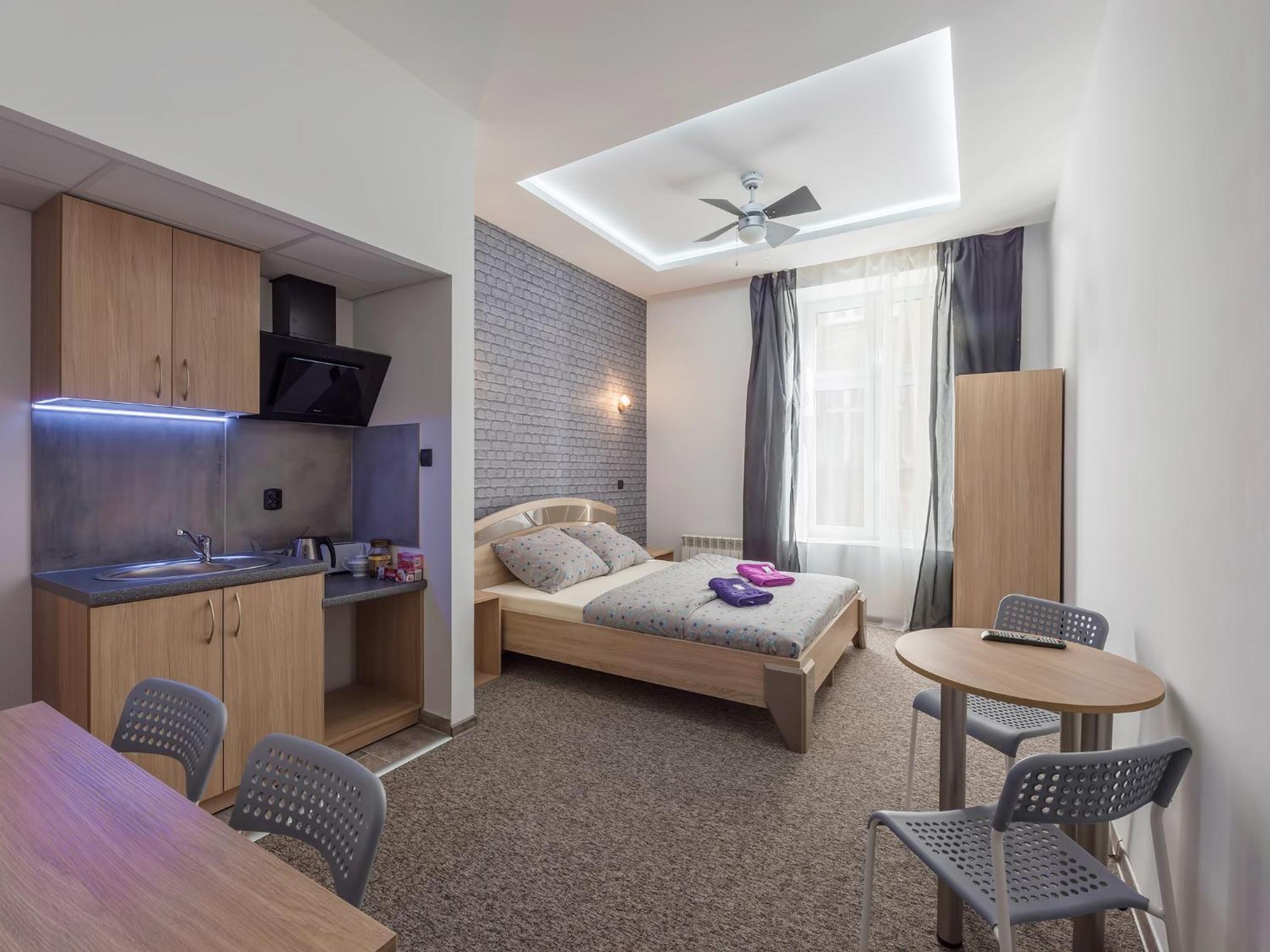 Deluxe Double Room Shower