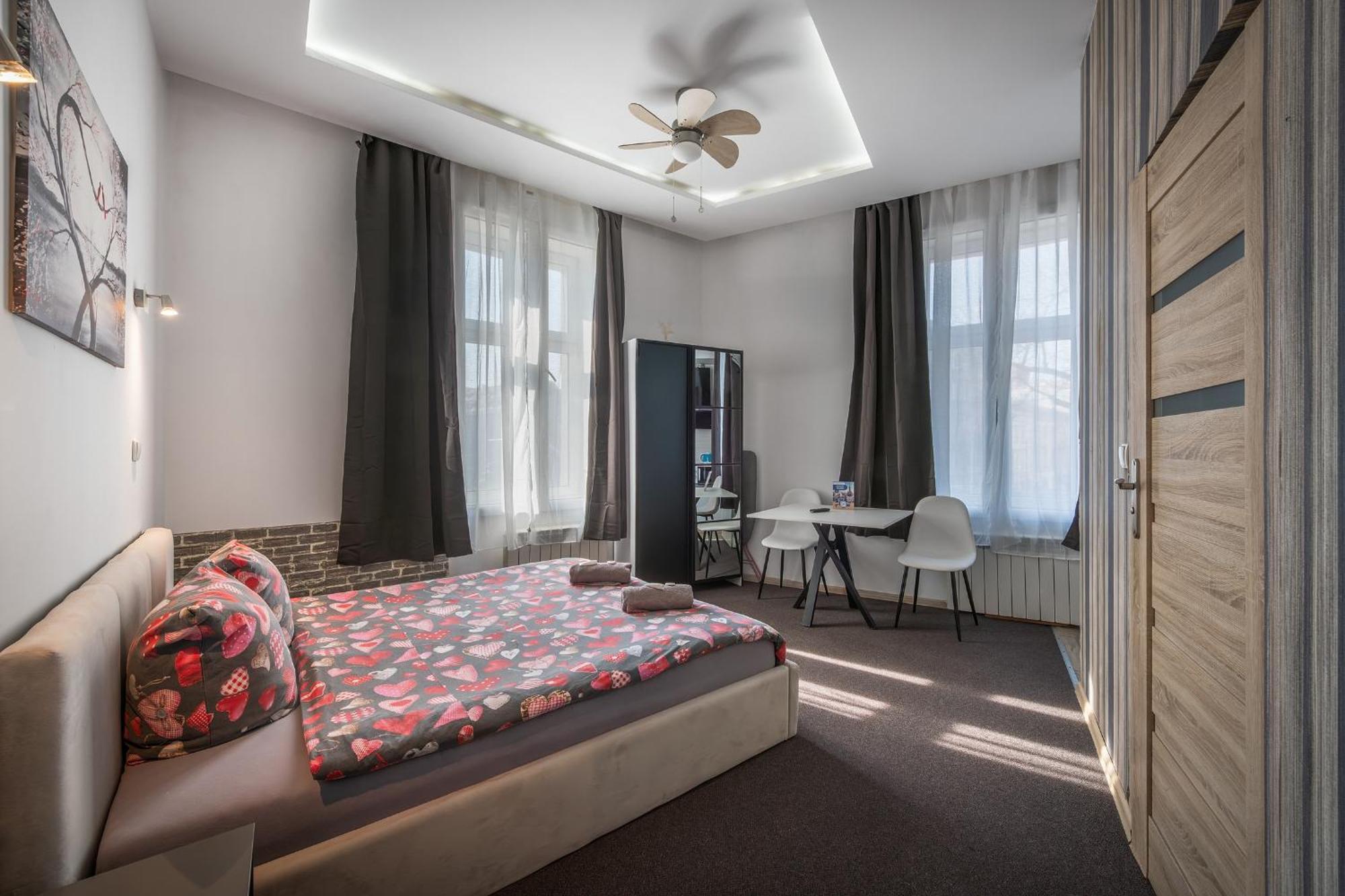 Deluxe Double Room Shower