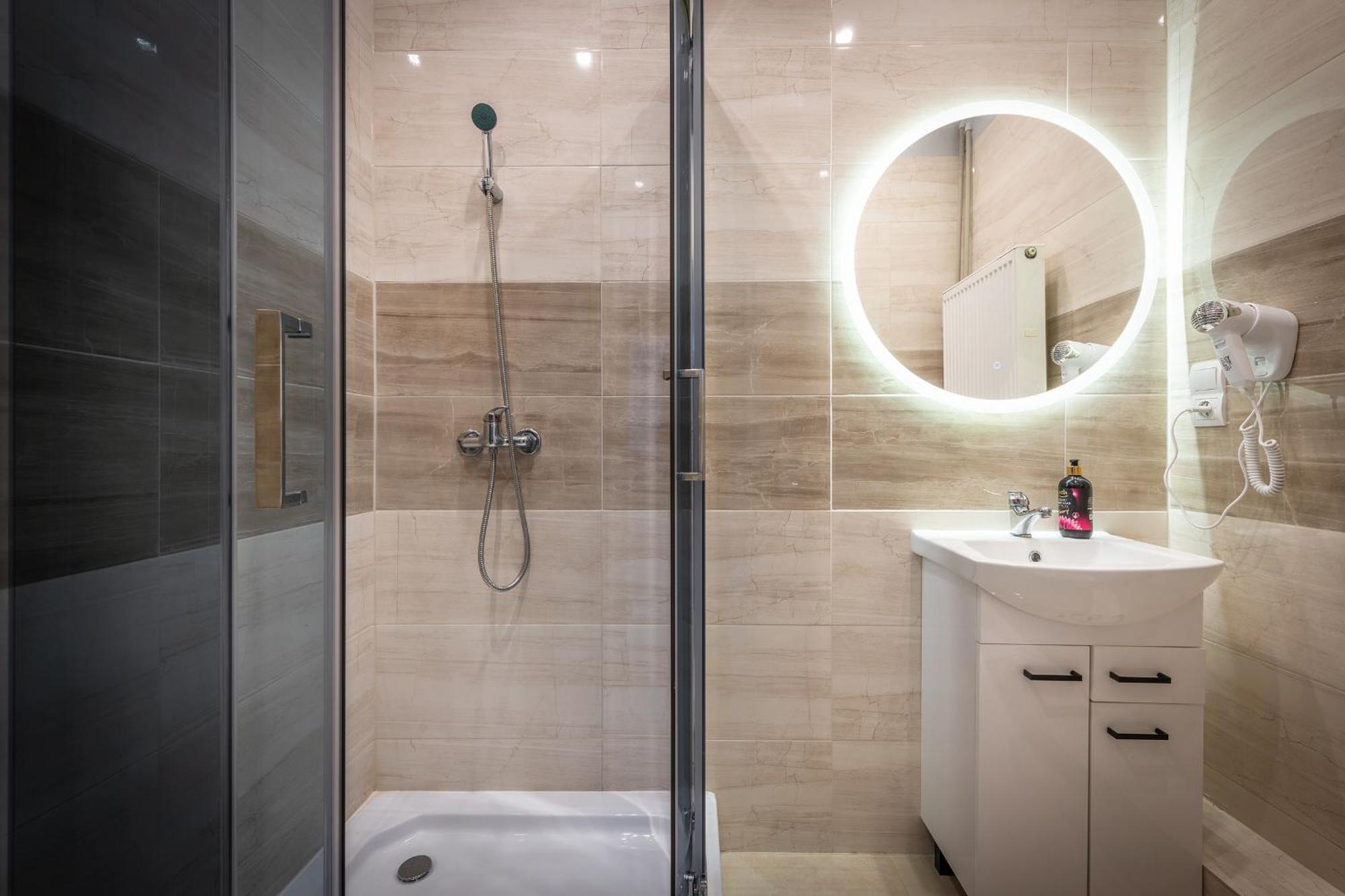 Deluxe Double Room Shower