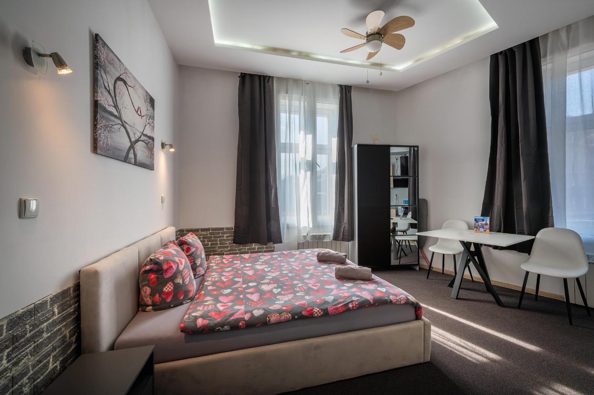 Deluxe Double Room Shower