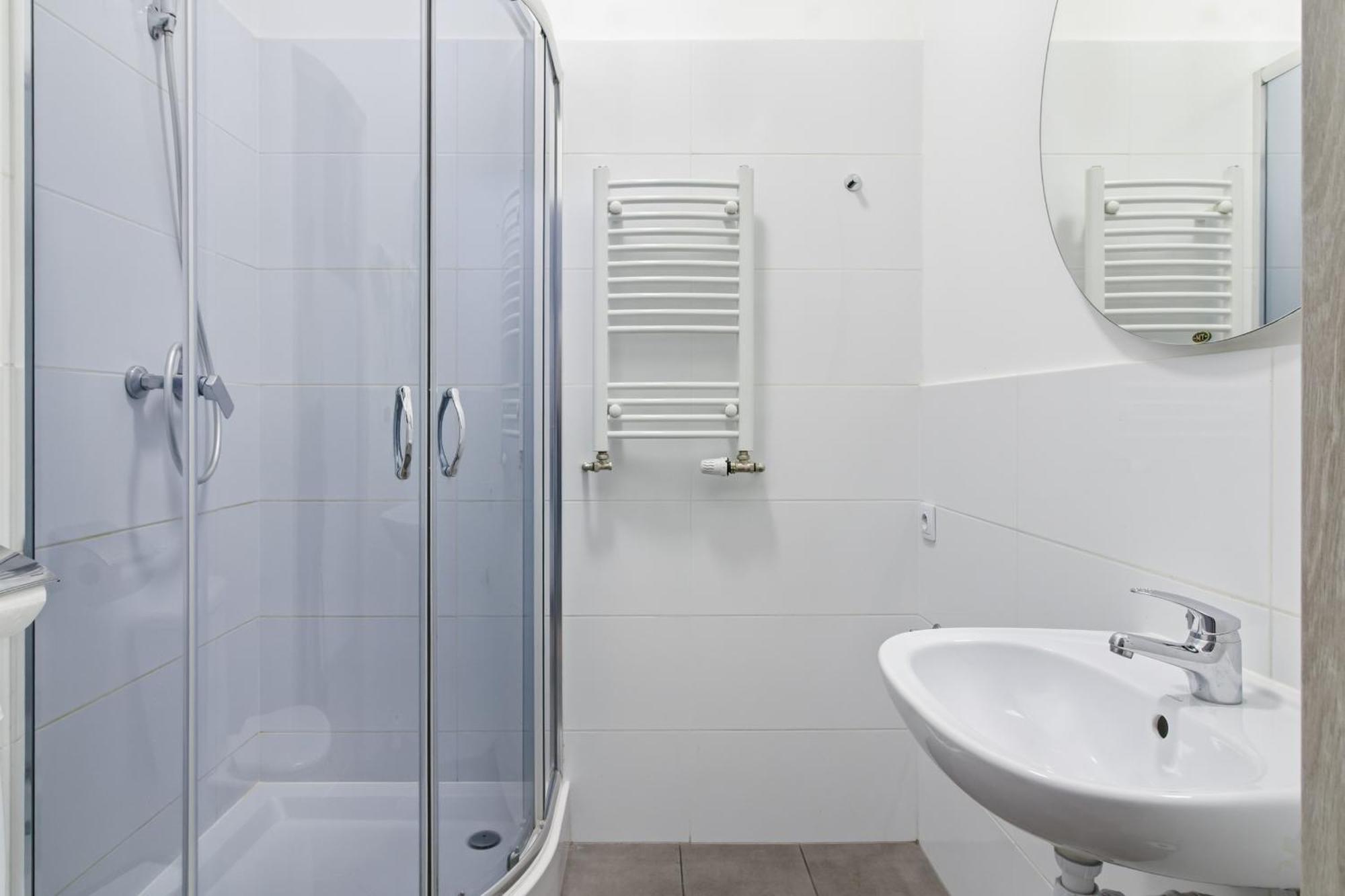 Deluxe Double Room Shower