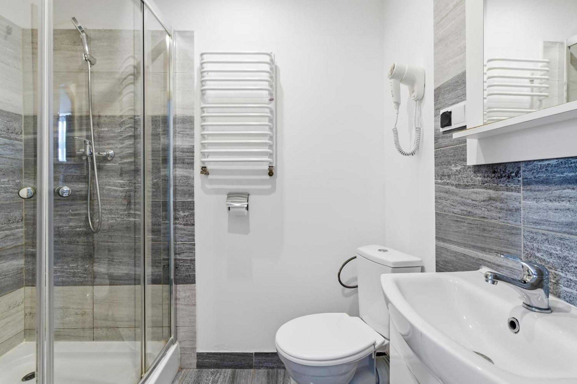 Deluxe Double Room Shower