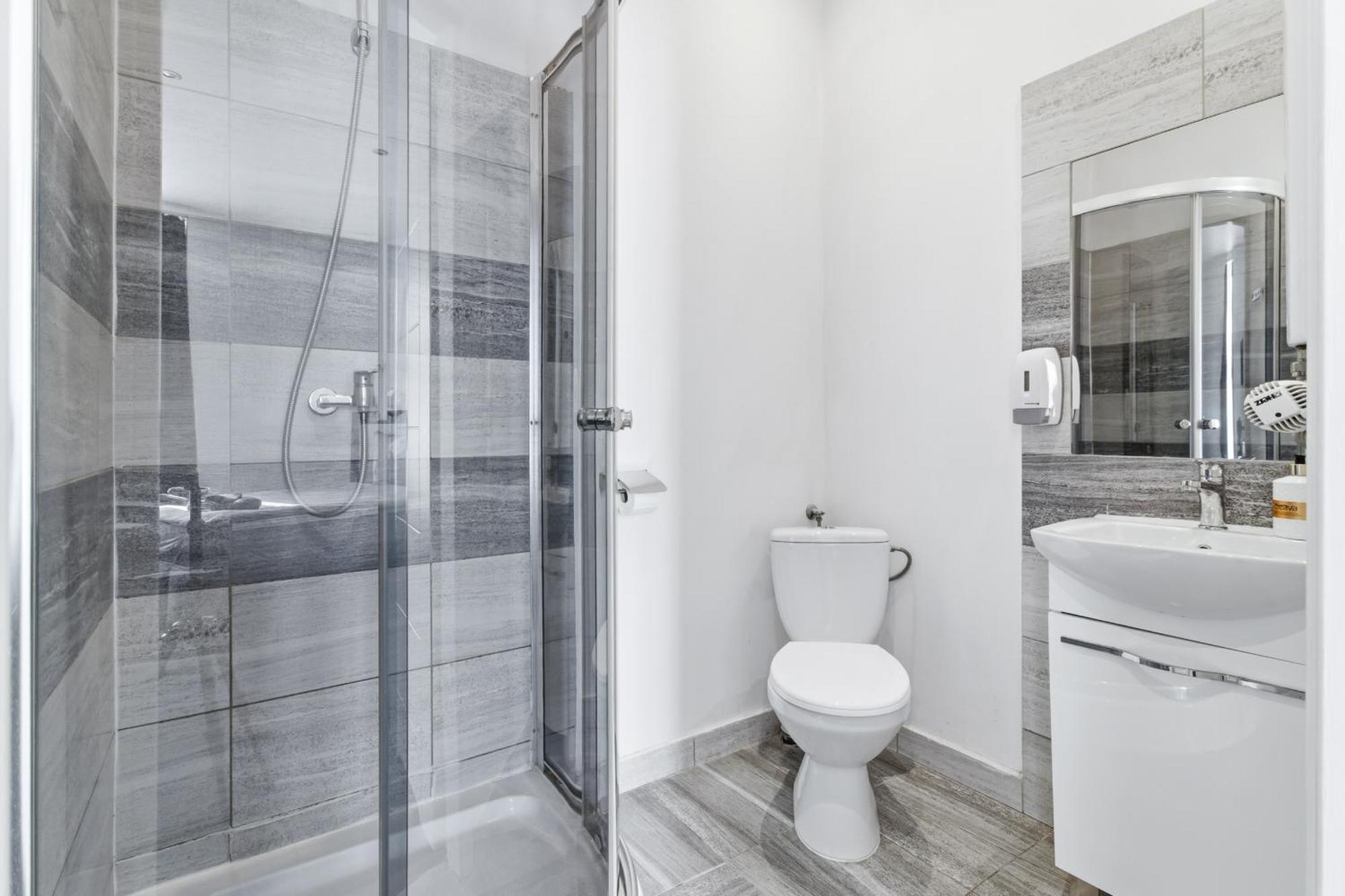 Twin Room Private Bathroom